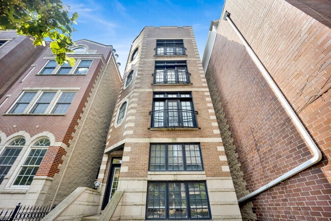 property at 911 W Roscoe St
