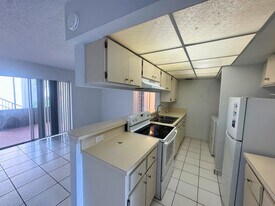 4403 Treehouse Ln in Tamarac, FL - Building Photo