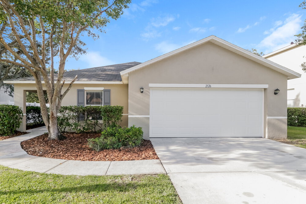 2126 Hunters Greene Dr in Lakeland, FL - Building Photo