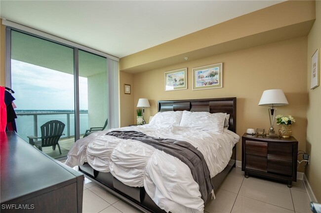 3000 Oasis Grand Blvd