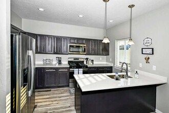 475 N Creative in Post Falls, ID - Foto de edificio - Building Photo