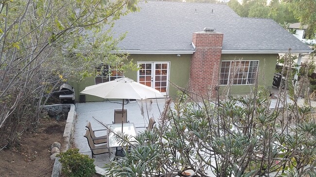 10350 Johanna Ave in Sunland, CA - Foto de edificio - Building Photo