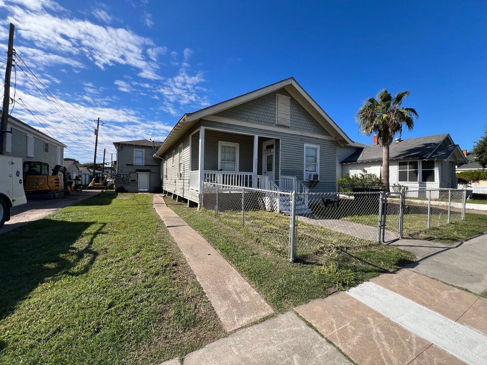 2205 33rd St in Galveston, TX - Building Photo