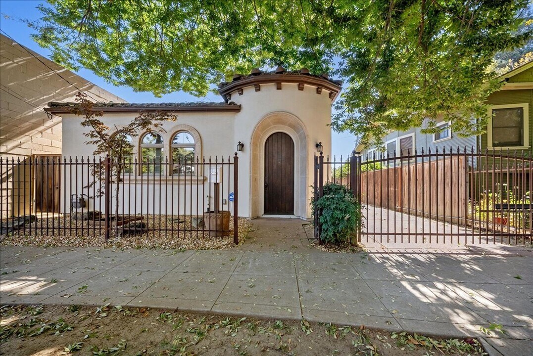 1911 12th St in Sacramento, CA - Building Photo