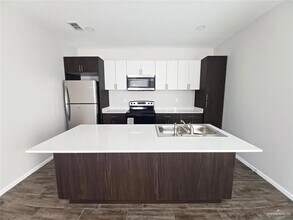 1006 E Starr Rd, Unit B in Mercedes, TX - Foto de edificio - Building Photo