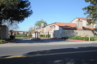 Vintage Grove Townhouses in Modesto, CA - Building Photo - Building Photo