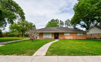 4310 Woodvalley Dr in Houston, TX - Building Photo