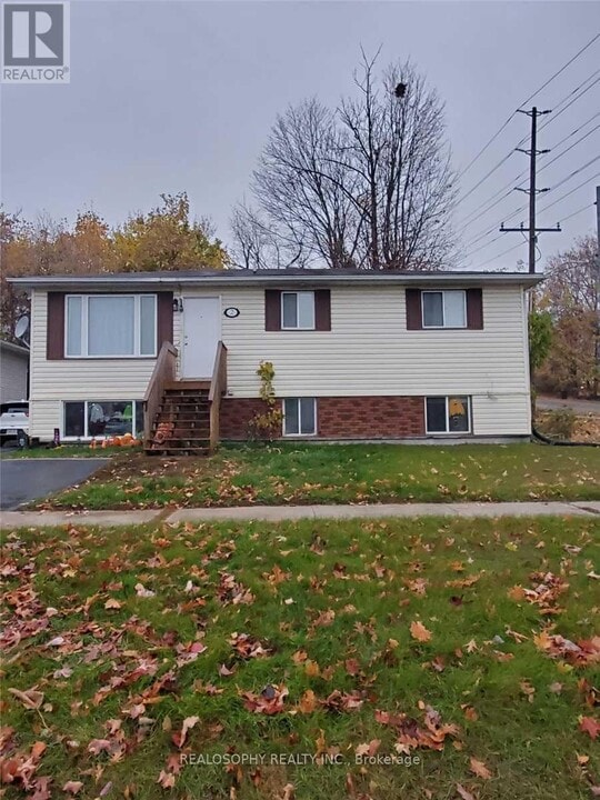 2 Christine Pl in Orillia, ON - Building Photo