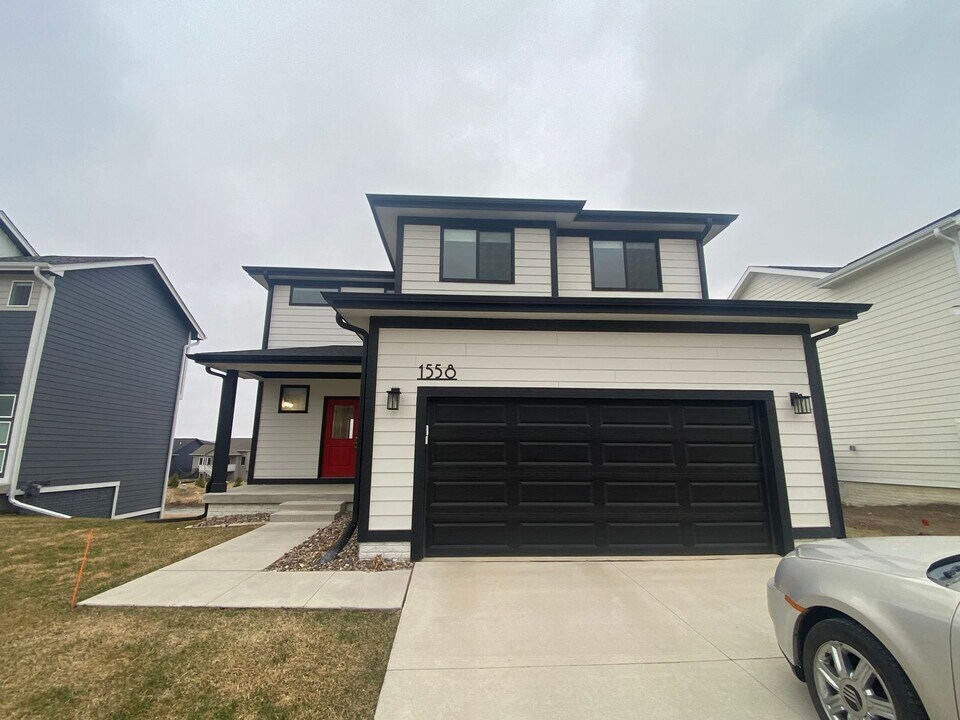 1558 S King's Grv Ave in West Des Moines, IA - Building Photo