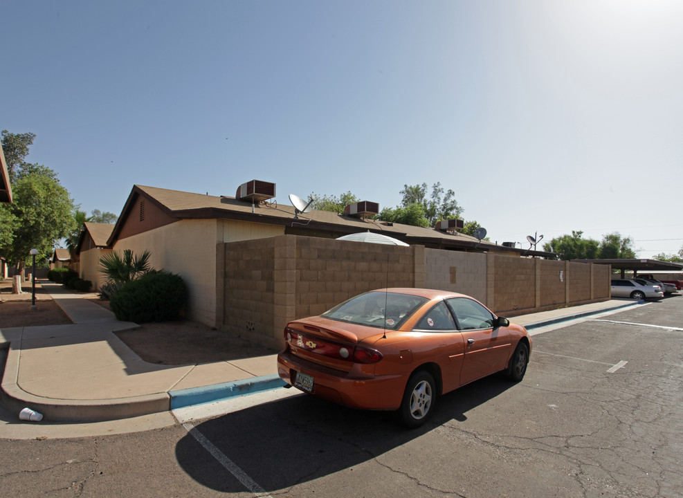 Mckellips Manor Apartments in Mesa, AZ - Building Photo