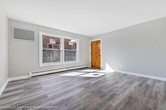 7653 Roberts Rd-Unit -1 in Bridgeview, IL - Foto de edificio - Building Photo