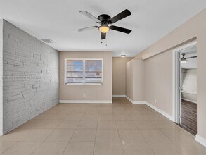 365 NE 171st Terrace in North Miami Beach, FL - Foto de edificio - Building Photo