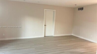 6855 Edgewater Dr in Coral Gables, FL - Building Photo - Building Photo