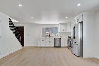 5193 W 20th St, Unit 5193 14 G in Los Angeles, CA - Foto de edificio - Building Photo