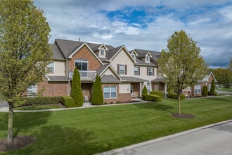 Waterford Luxury Apartments & Villas in Sheffield Village, OH - Foto de edificio - Building Photo