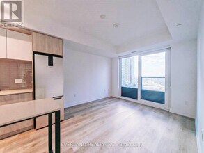 395 Square One Dr in Mississauga, ON - Building Photo - Building Photo