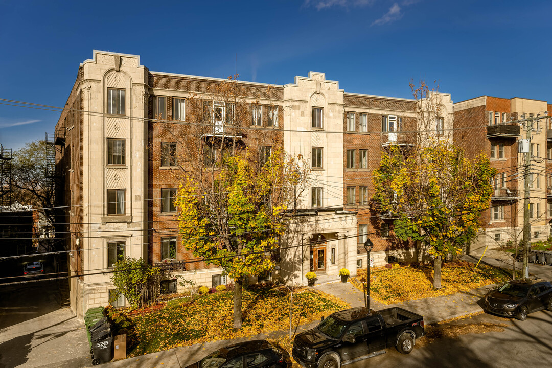 5245 De La Côte-Saint-Luc Ch in Montréal, QC - Building Photo