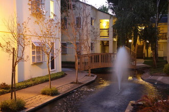 Round Hill Creek Apartments in Fairfield, CA - Foto de edificio - Building Photo