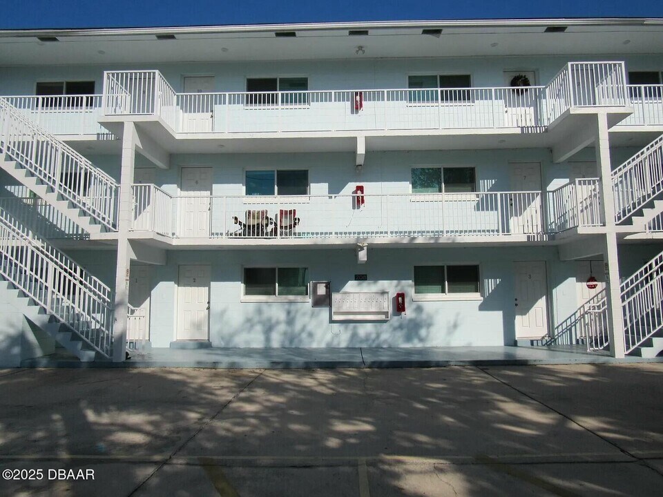 208 N Halifax Ave in Daytona Beach, FL - Building Photo