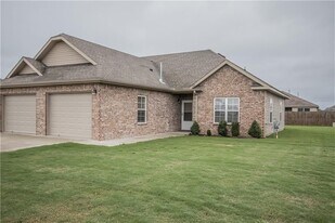 1240 Marigold Rd in Centerton, AR - Building Photo