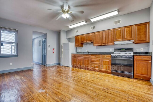 1632 E Baltimore St-Unit -Apt 4 in Baltimore, MD - Foto de edificio - Building Photo