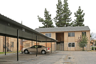 Castaway Apartments in Fresno, CA - Building Photo - Building Photo