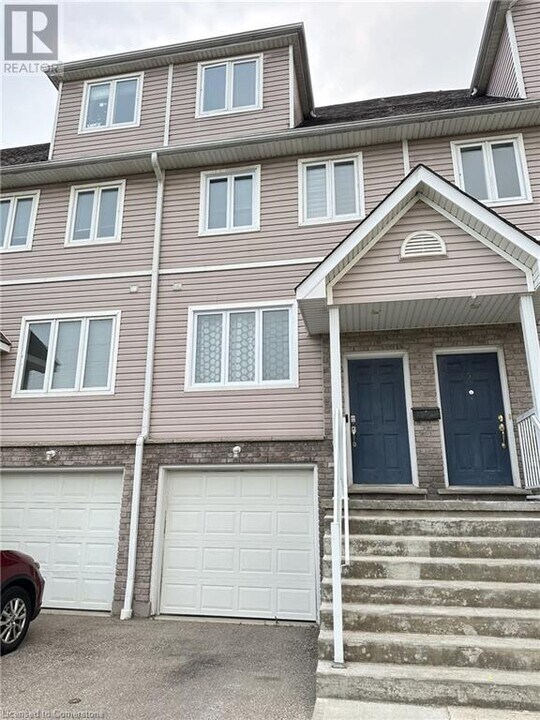 601 Columbia Forest Blvd in Waterloo, ON - Building Photo