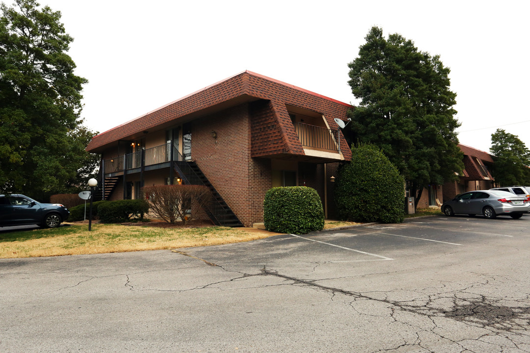 Green Hills Manor Apartments in Nashville, TN - Building Photo