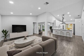 490 St Tropez Cir NE in St. Petersburg, FL - Building Photo - Building Photo