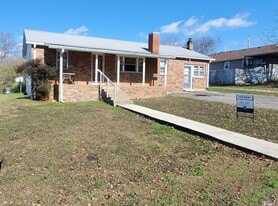 102 W Colonial St in Woodbury, TN - Building Photo