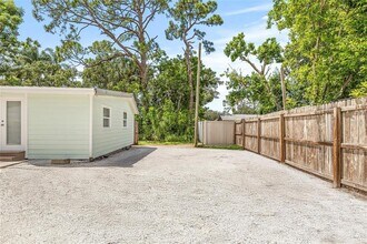 2456 W Rainbow Cir in Sarasota, FL - Foto de edificio - Building Photo
