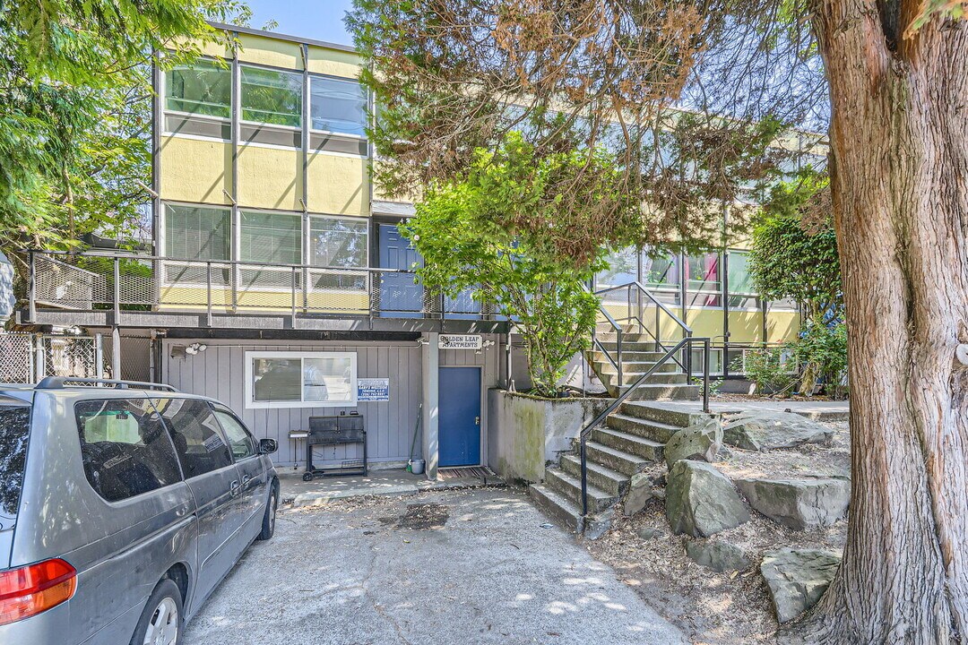 Golden Leaf Apartments in Seattle, WA - Building Photo