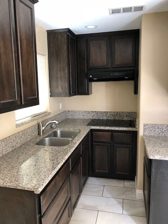 321 F St in Bakersfield, CA - Building Photo