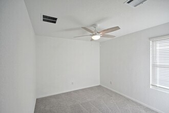 2441 Legends Crk in New Braunfels, TX - Foto de edificio - Building Photo