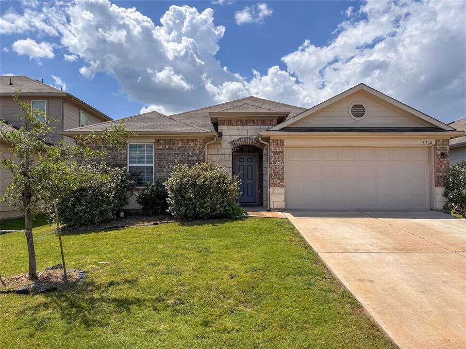 5704 Ronee Leah Dr in Austin, TX - Building Photo