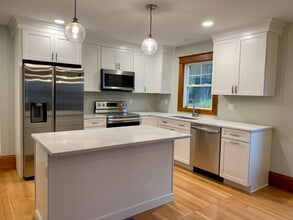331 Elm St, Unit 2 in Biddeford, ME - Building Photo - Building Photo