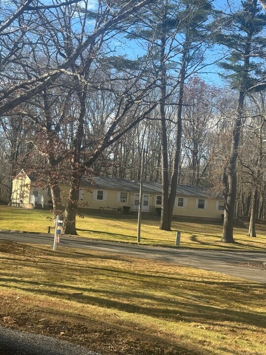 20 Dartmouth Rd in Mansfield, CT - Building Photo