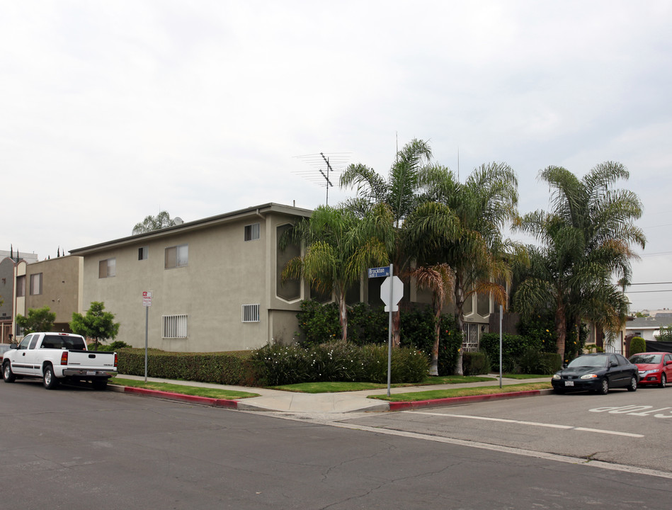 11927 Iowa Ave in Los Angeles, CA - Building Photo