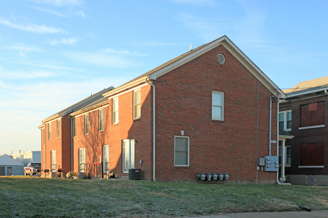 2852 W Market St in Louisville, KY - Building Photo - Building Photo