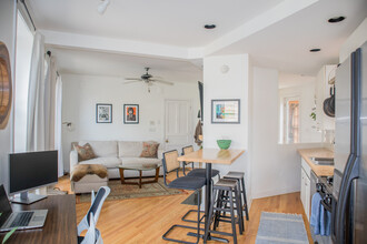2015 W Concord Pl, Unit A in Chicago, IL - Building Photo - Building Photo