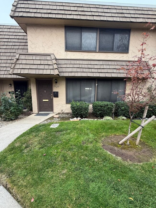 3127 Vía Grande in Sacramento, CA - Foto de edificio - Building Photo