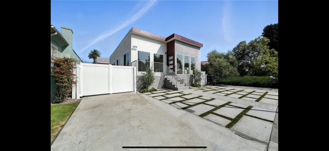 3031 Vineyard Ave in Los Angeles, CA - Foto de edificio - Building Photo