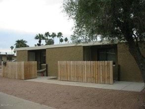 902 S Kenwood Cir in Tempe, AZ - Foto de edificio - Building Photo