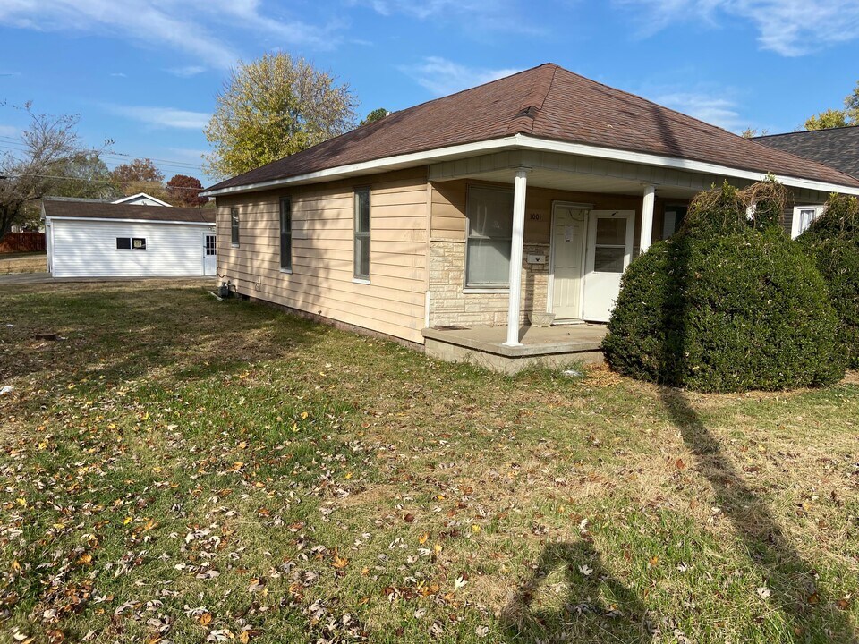 1001 N 13th St in Herrin, IL - Foto de edificio