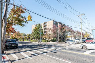 Village Plaza in Flushing, NY - Foto de edificio - Building Photo