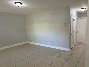 3071 NW 43rd St in Lauderdale Lakes, FL - Foto de edificio - Building Photo