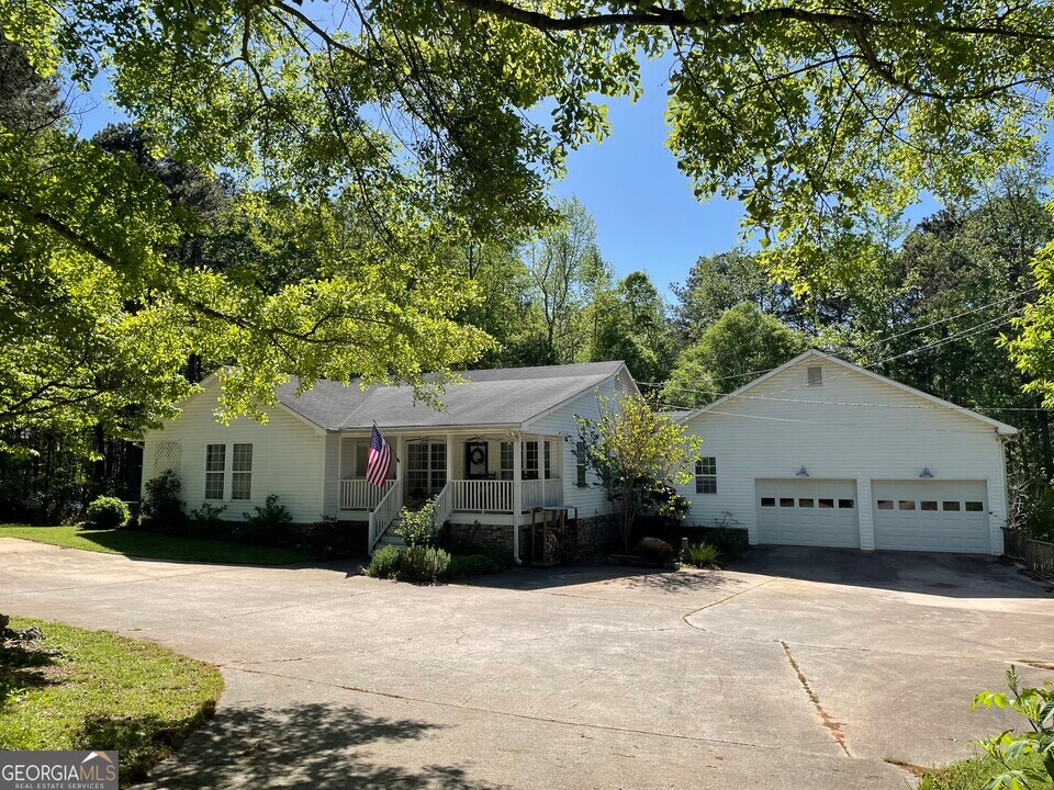 8590 Hearn Rd in Palmetto, GA - Building Photo