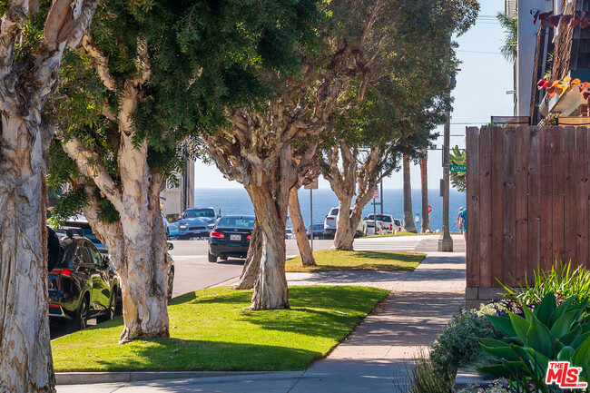 207 Avenue C in Redondo Beach, CA - Building Photo - Building Photo