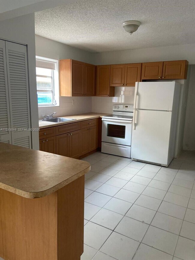 640 E 2nd Ave in Hialeah, FL - Building Photo - Building Photo