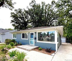 15925 W 14 Mile Rd in Beverly Hills, MI - Building Photo